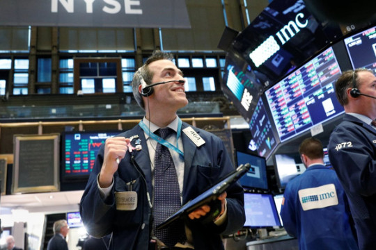 Nhà đầu tư lao vào bắt đáy, Phố Wall trở lại từ vực thẳm, S&P 500 tăng nhẹ