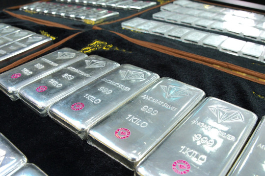 Giá bạc bất ngờ quay đầu giảm mạnh