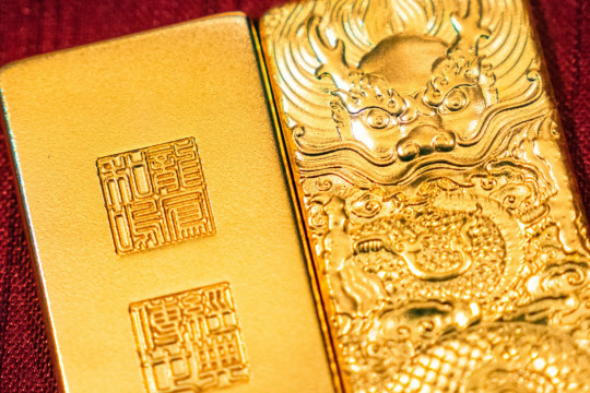 Vàng sụt giá mạnh do USD bật tăng trở lại